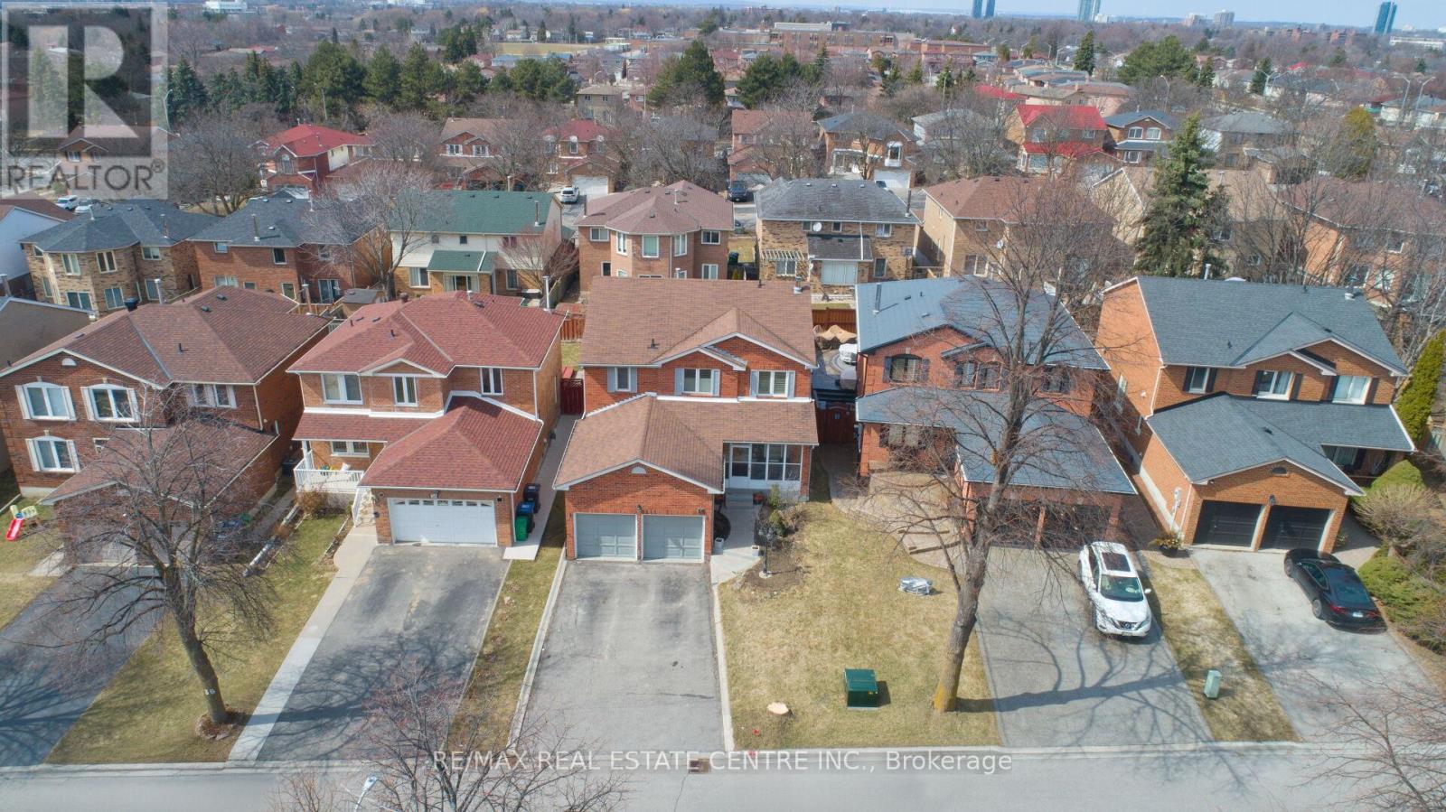 34 Smithers Crescent, Brampton, Ontario  L6Y 3K8 - Photo 2 - W12941596