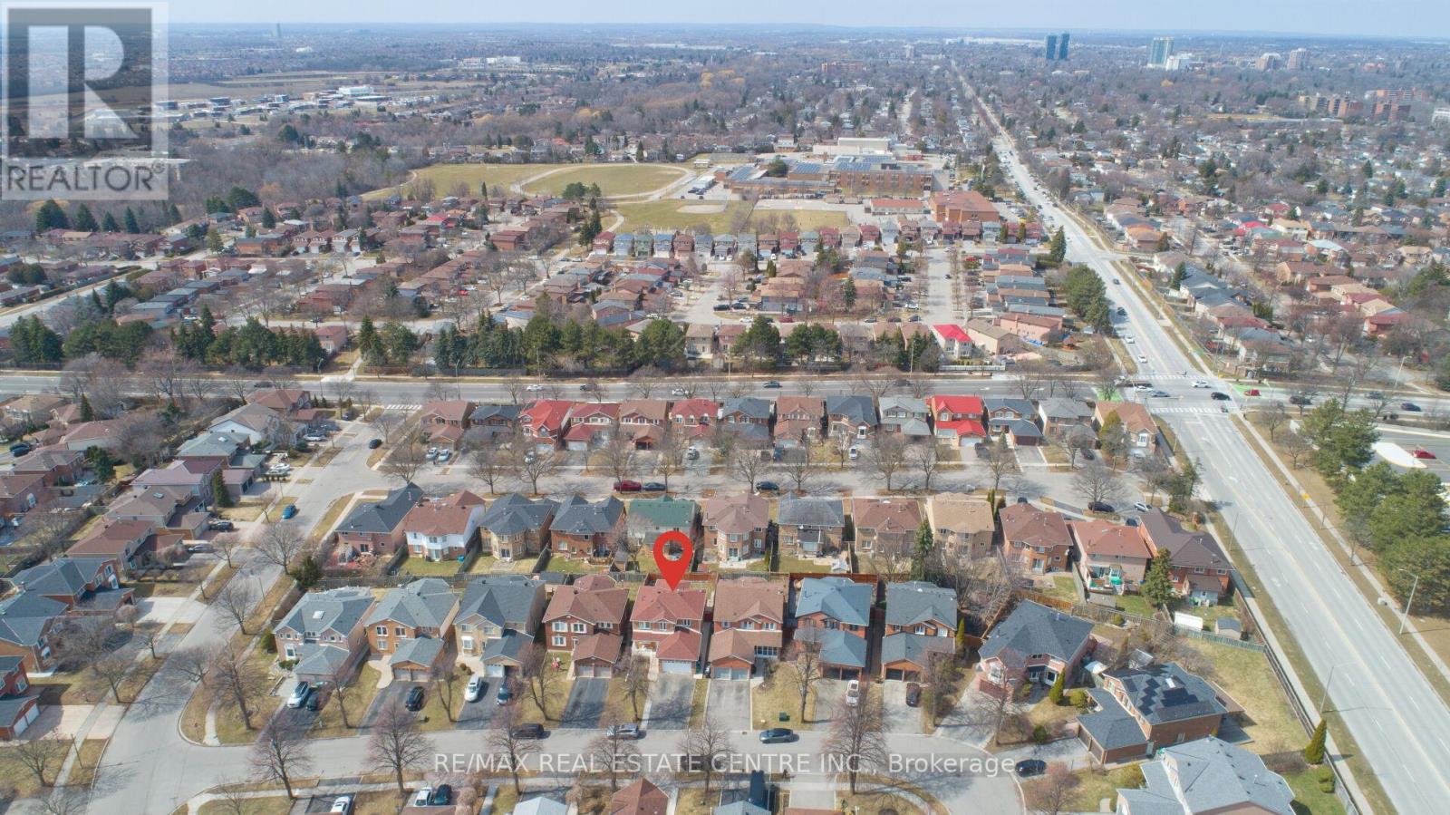 34 Smithers Crescent, Brampton, Ontario  L6Y 3K8 - Photo 4 - W12941596