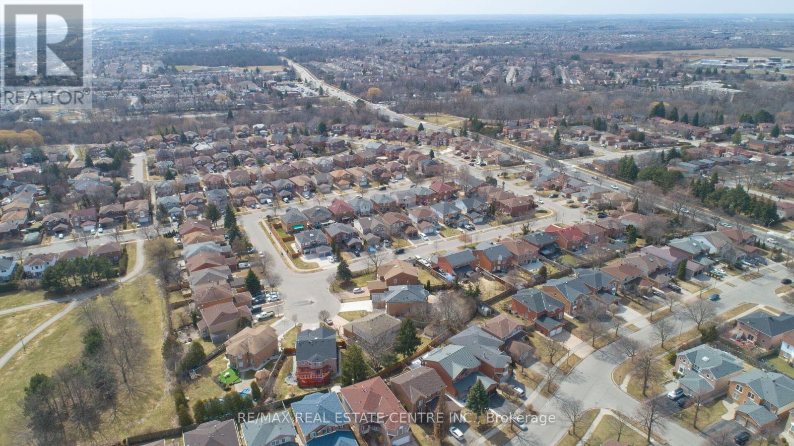 34 Smithers Crescent, Brampton, Ontario  L6Y 3K8 - Photo 5 - W12941596