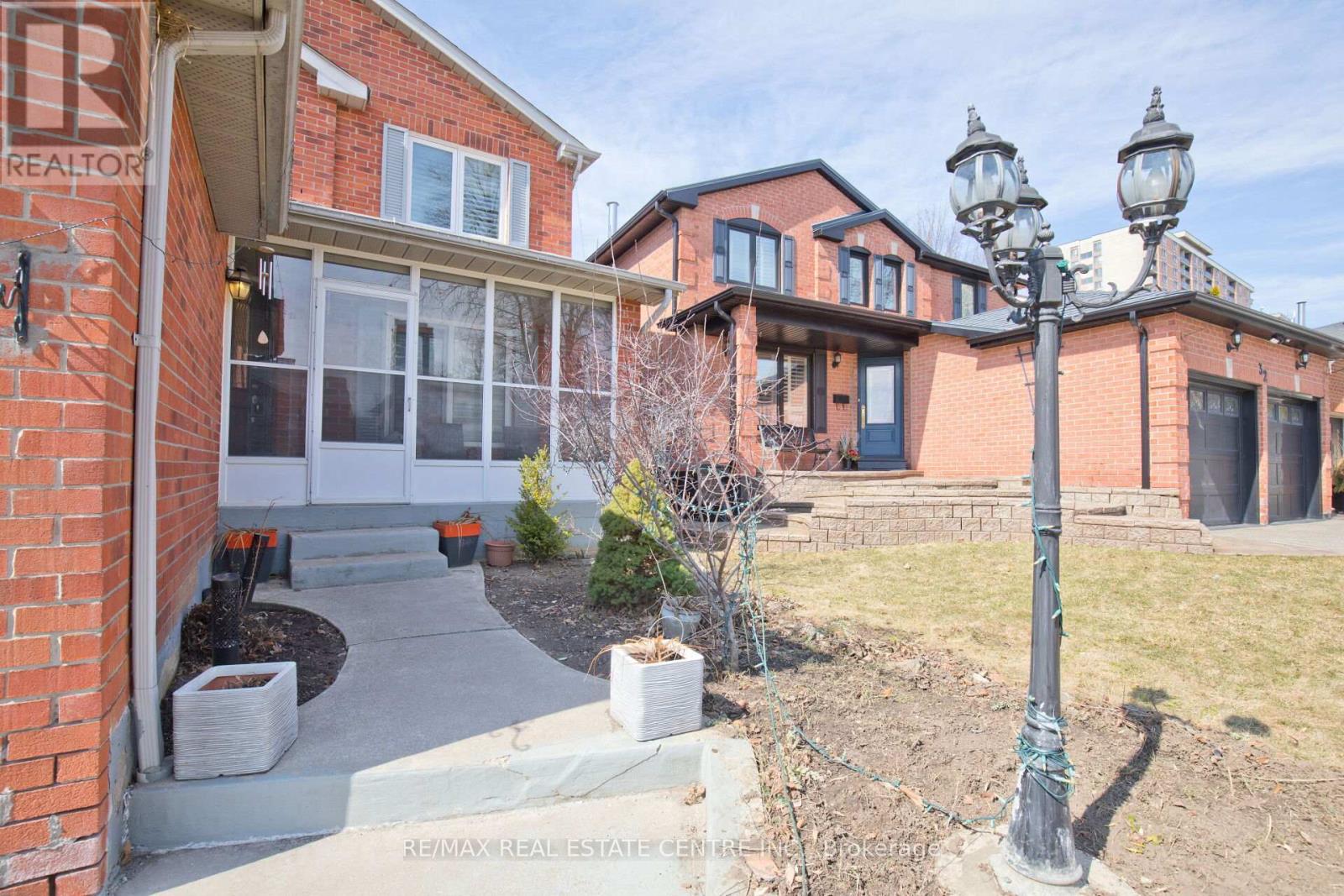 34 Smithers Crescent, Brampton, Ontario  L6Y 3K8 - Photo 9 - W12941596