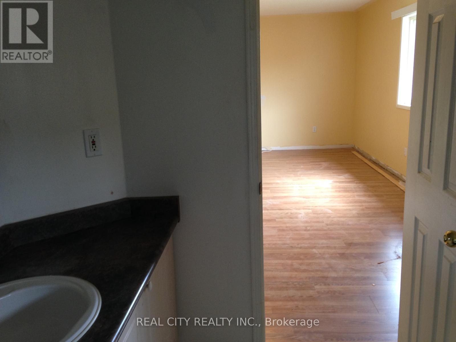 19 Fairhill Avenue, Brampton, Ontario  L7A 2A9 - Photo 3 - W12941604