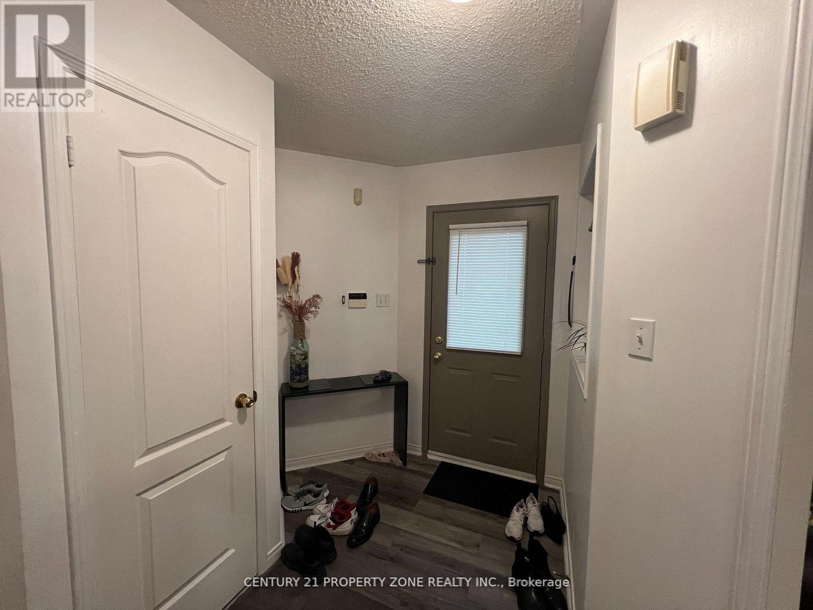 3242 Tortola Court, Mississauga, Ontario  L5N 7C4 - Photo 5 - W12941648