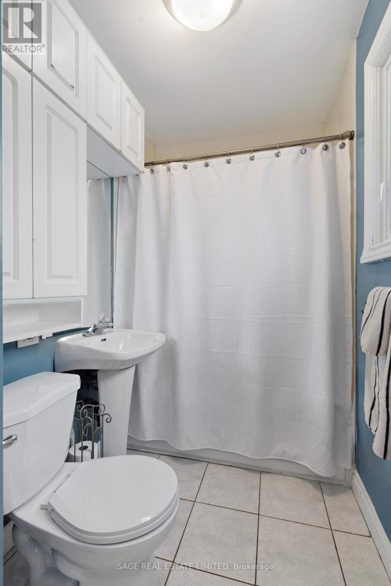 11 Chelsea Drive, Toronto, Ontario  M8W 4R5 - Photo 16 - W12940372