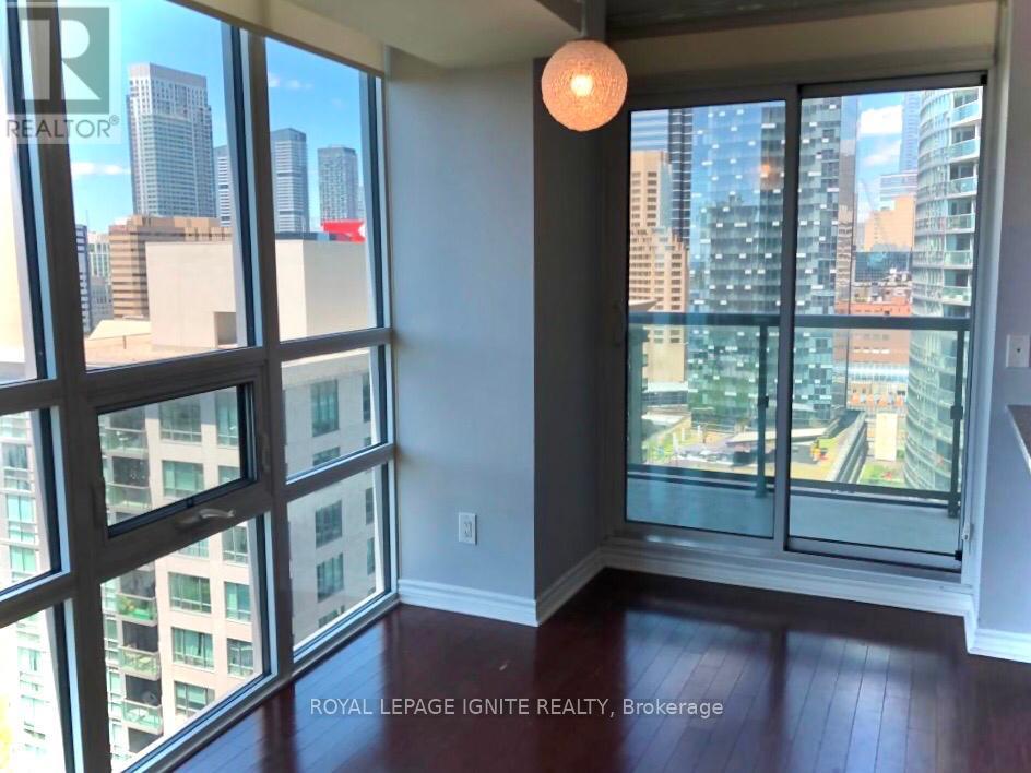 2202 - 19 Grand Trunk Crescent, Toronto, Ontario  M5J 3A3 - Photo 2 - C12941740