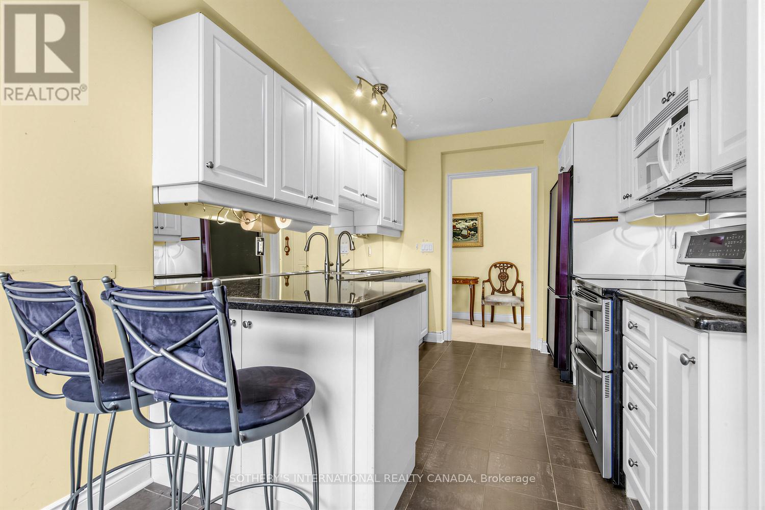 814 - 10 Delisle Avenue, Toronto, Ontario  M4V 3C6 - Photo 12 - C12941768