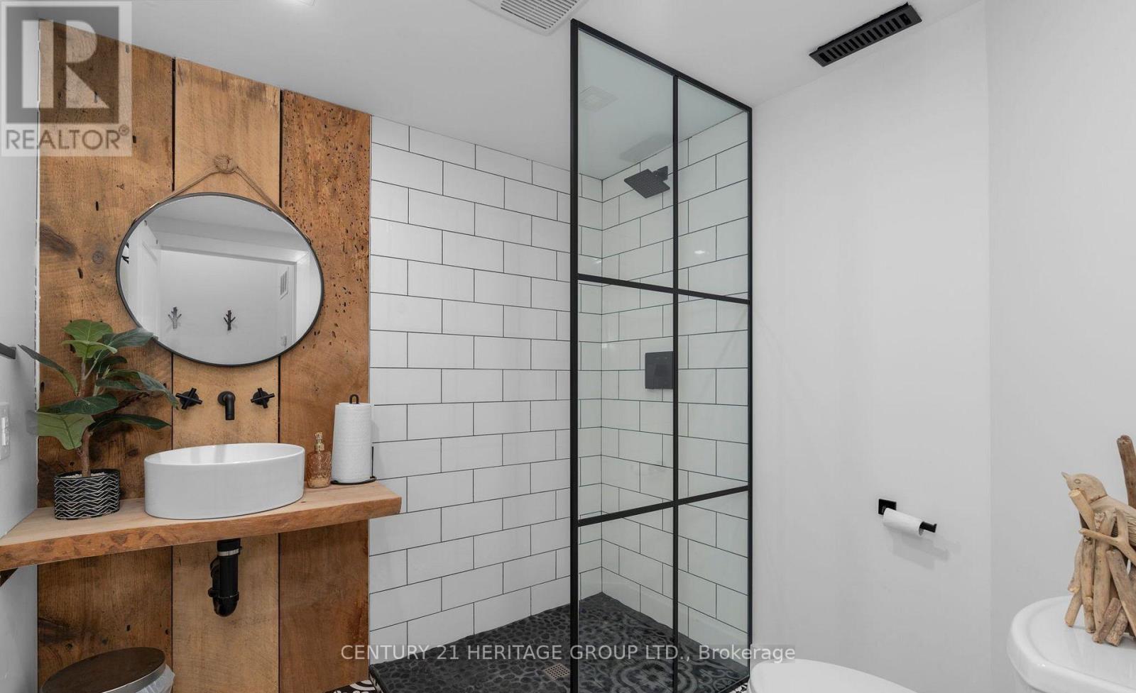 1 Dufferin Street, Innisfil (Cookstown), Ontario  L0L 1L0 - Photo 9 - N12941756