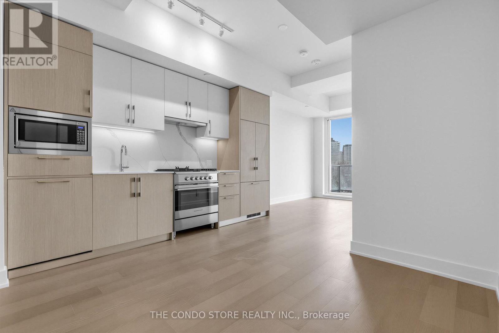 705 - 8 Manor Road W, Toronto, Ontario  M4S 0E6 - Photo 2 - C12941806