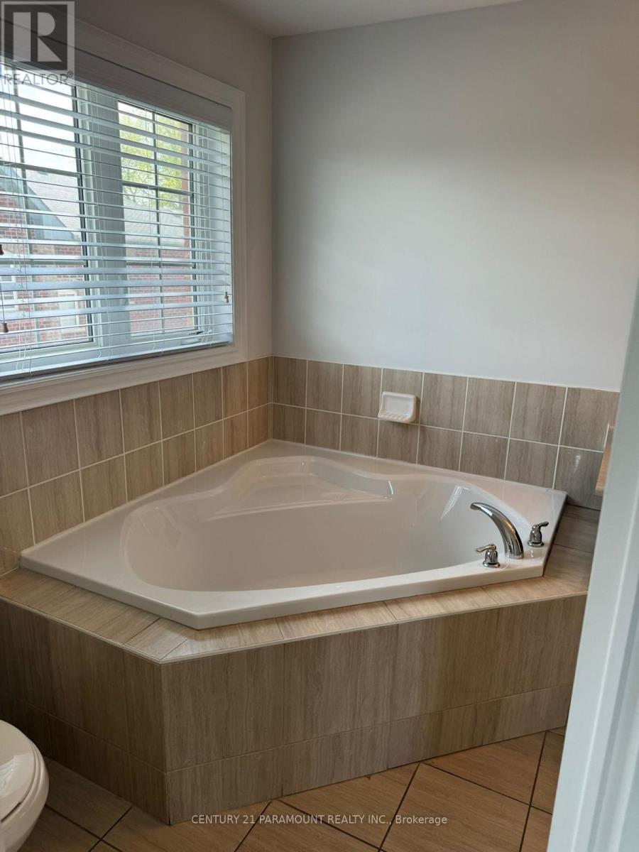 80 Hollowgrove Boulevard, Brampton, Ontario  L6P 1A9 - Photo 16 - W12941780