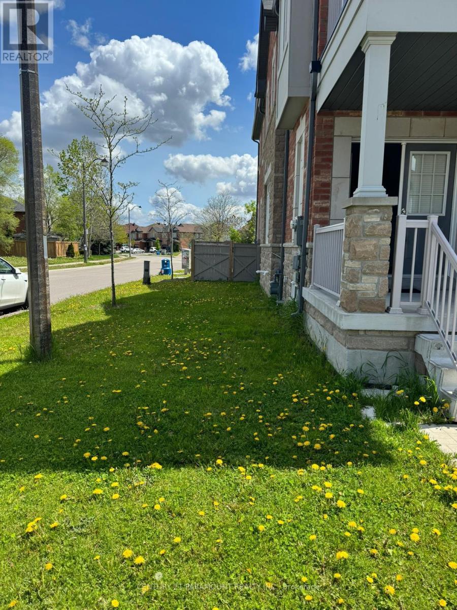 80 Hollowgrove Boulevard, Brampton, Ontario  L6P 1A9 - Photo 2 - W12941780