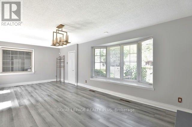 48 Birkbank Drive, Oakville, Ontario  L6J 4Y9 - Photo 7 - W12941820