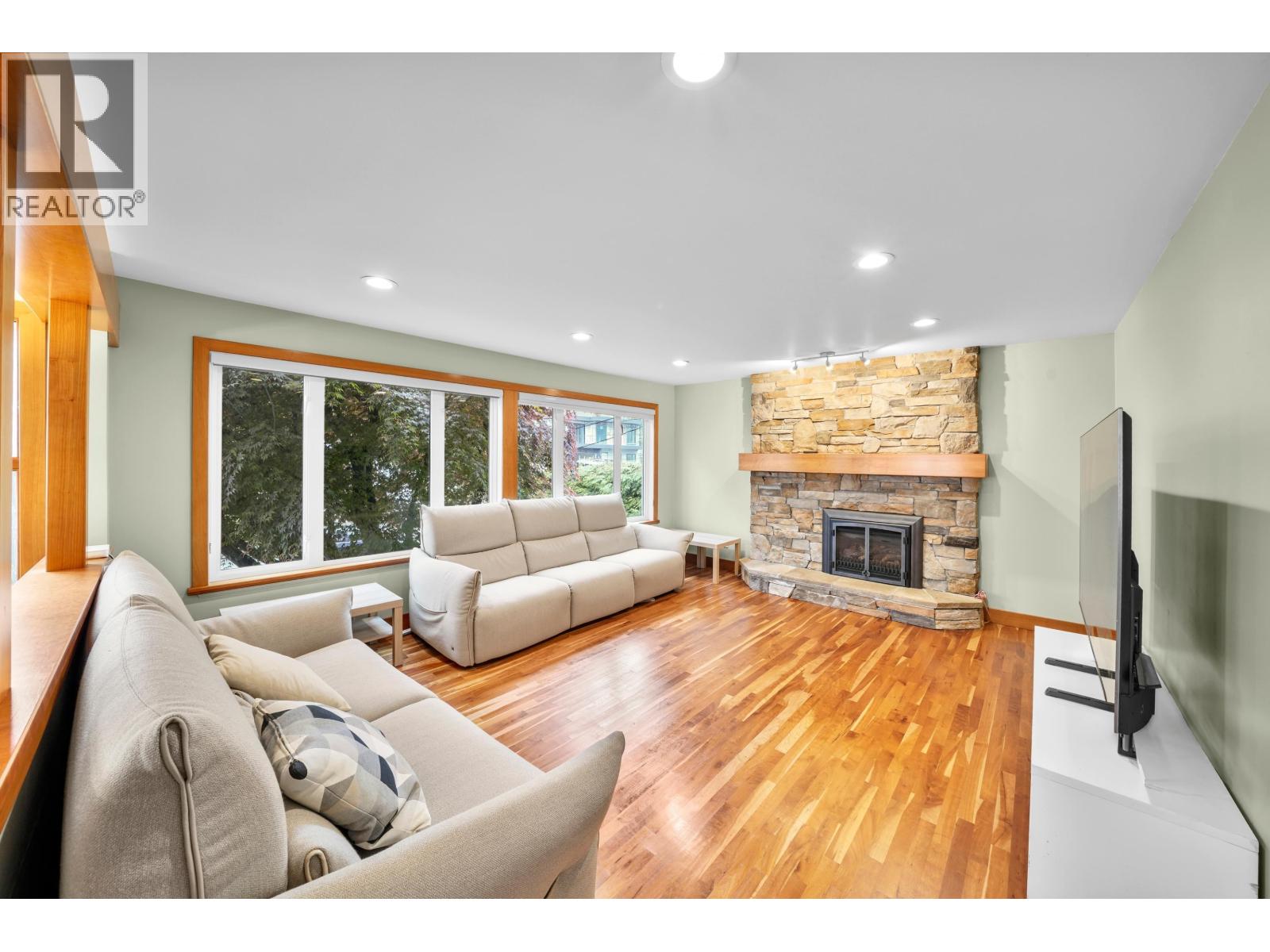 2160 Jordan Drive, Burnaby, British Columbia  V5B 4E8 - Photo 5 - R3104962