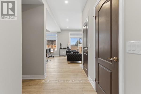 (Upper) - 3 Marshall Lane, St. Catharines, Ontario  L2P 0E8 - Photo 2 - X12941818