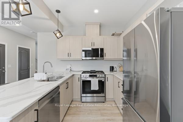 (Upper) - 3 Marshall Lane, St. Catharines, Ontario  L2P 0E8 - Photo 4 - X12941818