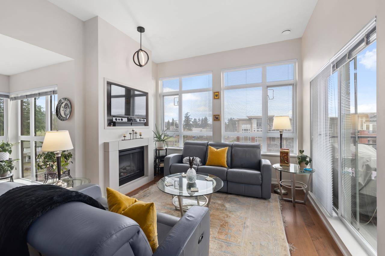 411 2940 KING GEORGE BOULEVARD, Surrey, British Columbia