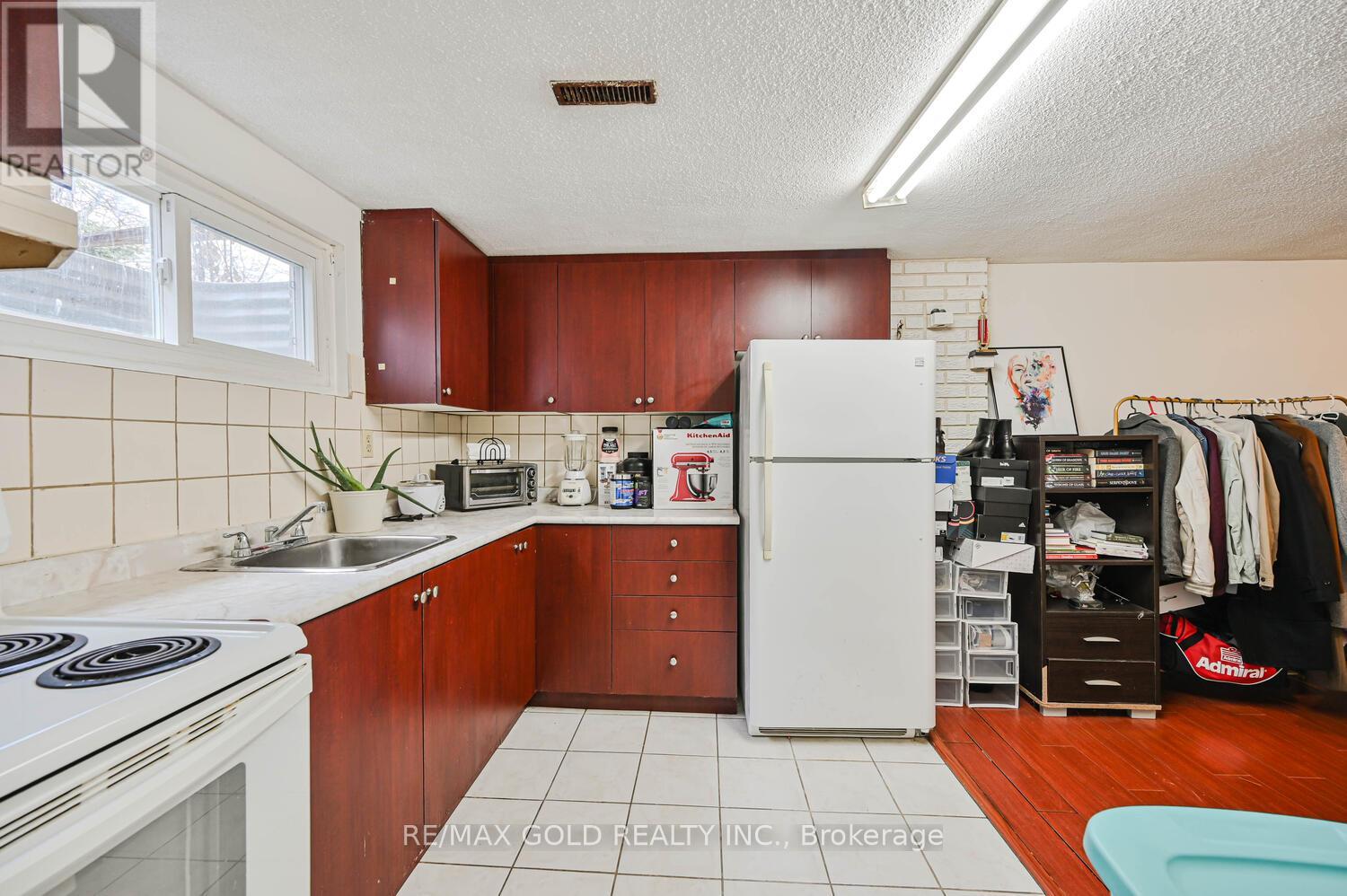 7232 Redfox Road, Mississauga, Ontario  L4T 2L8 - Photo 32 - W12938642