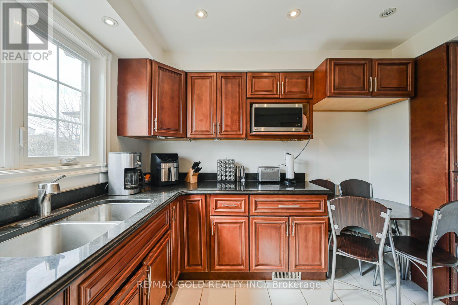 7232 Redfox Road, Mississauga, Ontario  L4T 2L8 - Photo 15 - W12938642