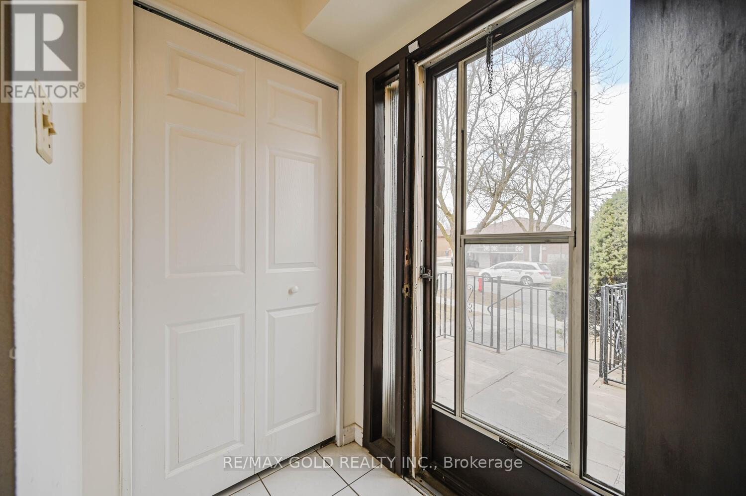 7232 Redfox Road, Mississauga, Ontario  L4T 2L8 - Photo 4 - W12938642