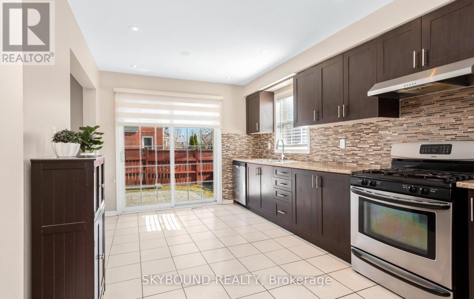 1057 Cooper Avenue, Milton, Ontario  L9T 5W6 - Photo 8 - W12941872