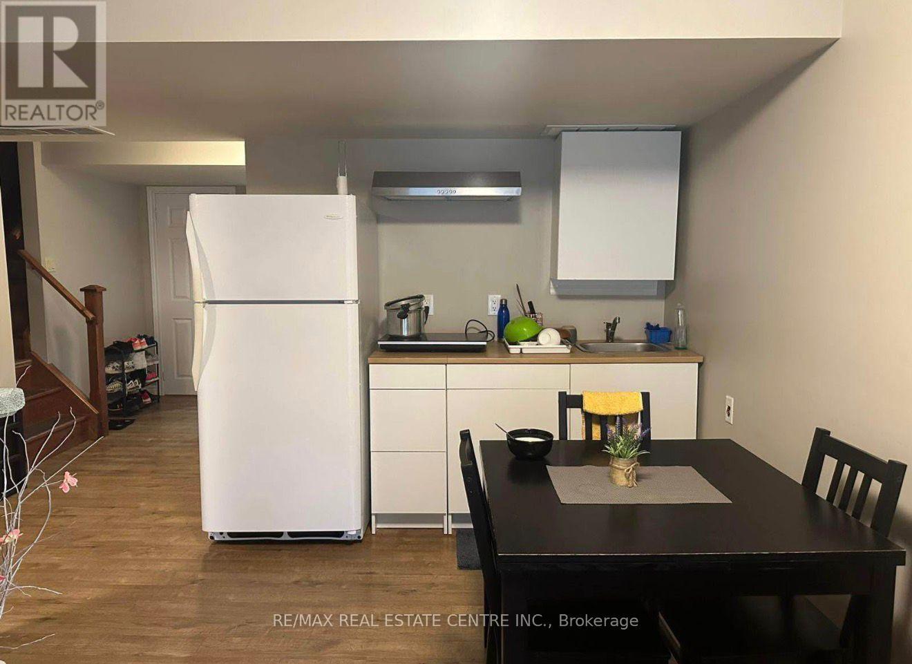 258 Mcmeeken Drive, Cambridge, Ontario  N3C 4N8 - Photo 3 - X12941854