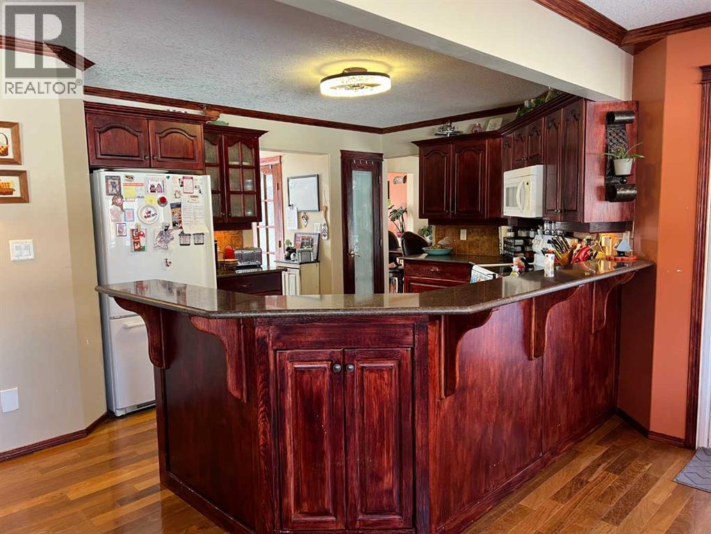 302 8 Avenue, Fox Creek, Alberta  T0H 1P0 - Photo 3 - A2238886