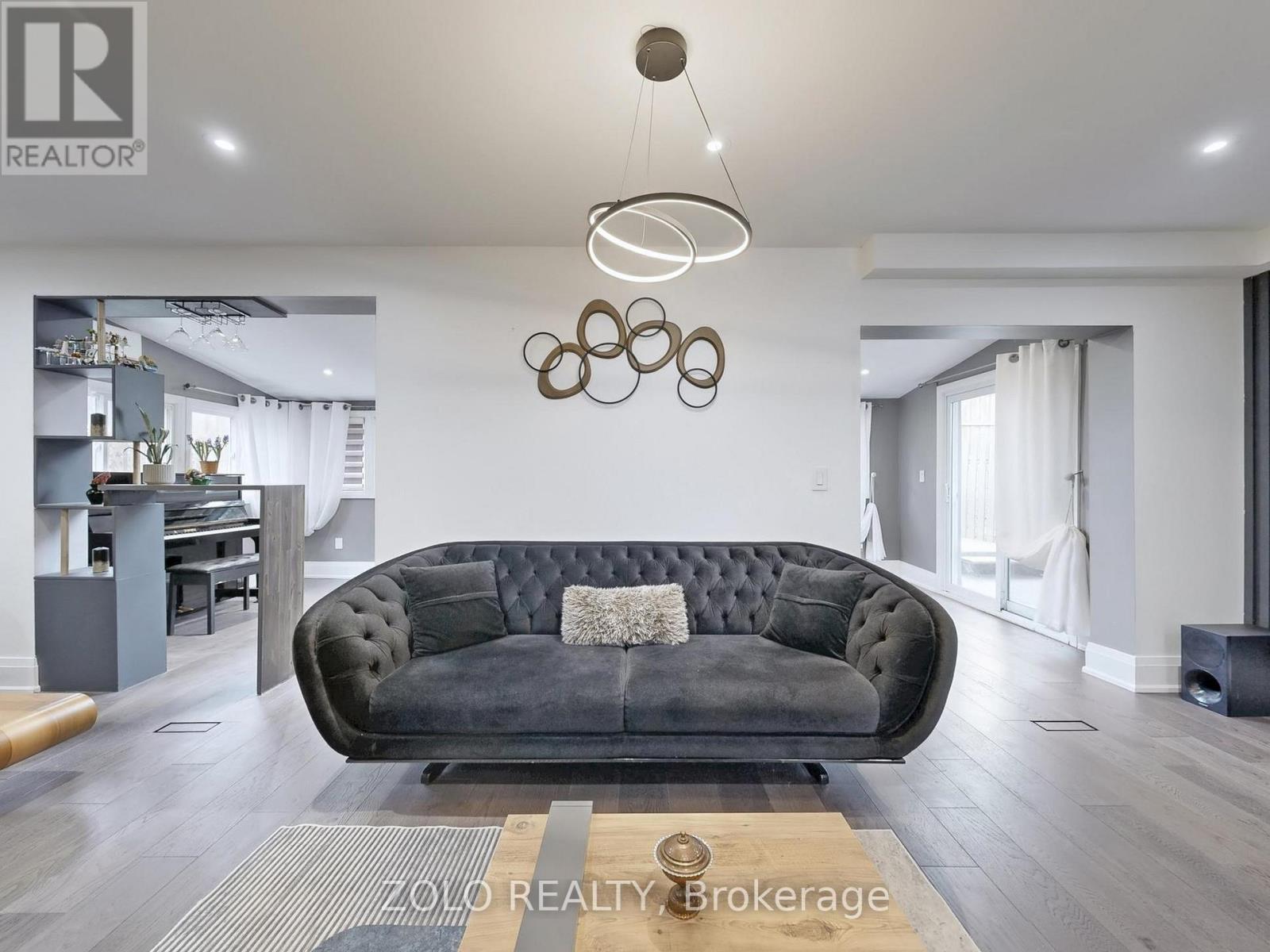 226 Thoms Crescent, Newmarket, Ontario  L3Y 1E1 - Photo 4 - N12937834