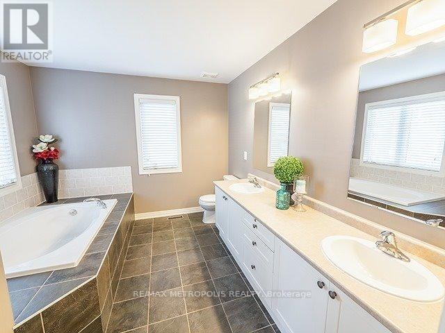 10 Harvest Hills Boulevard, East Gwillimbury, Ontario  L9N 0A5 - Photo 7 - N12941950