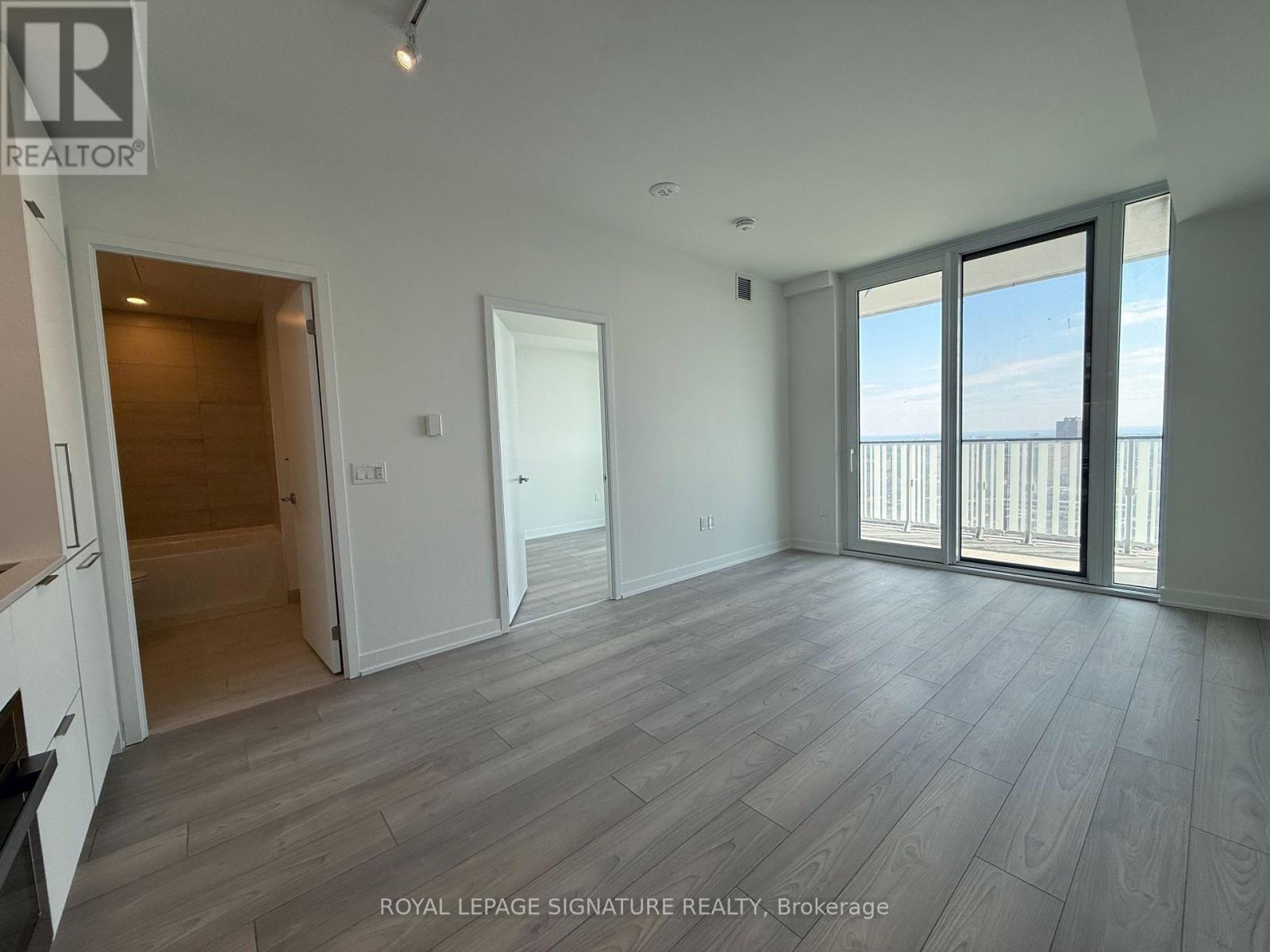 1713 - 1 Fairview Road E, Mississauga, Ontario  L5A 4C6 - Photo 4 - W12941908