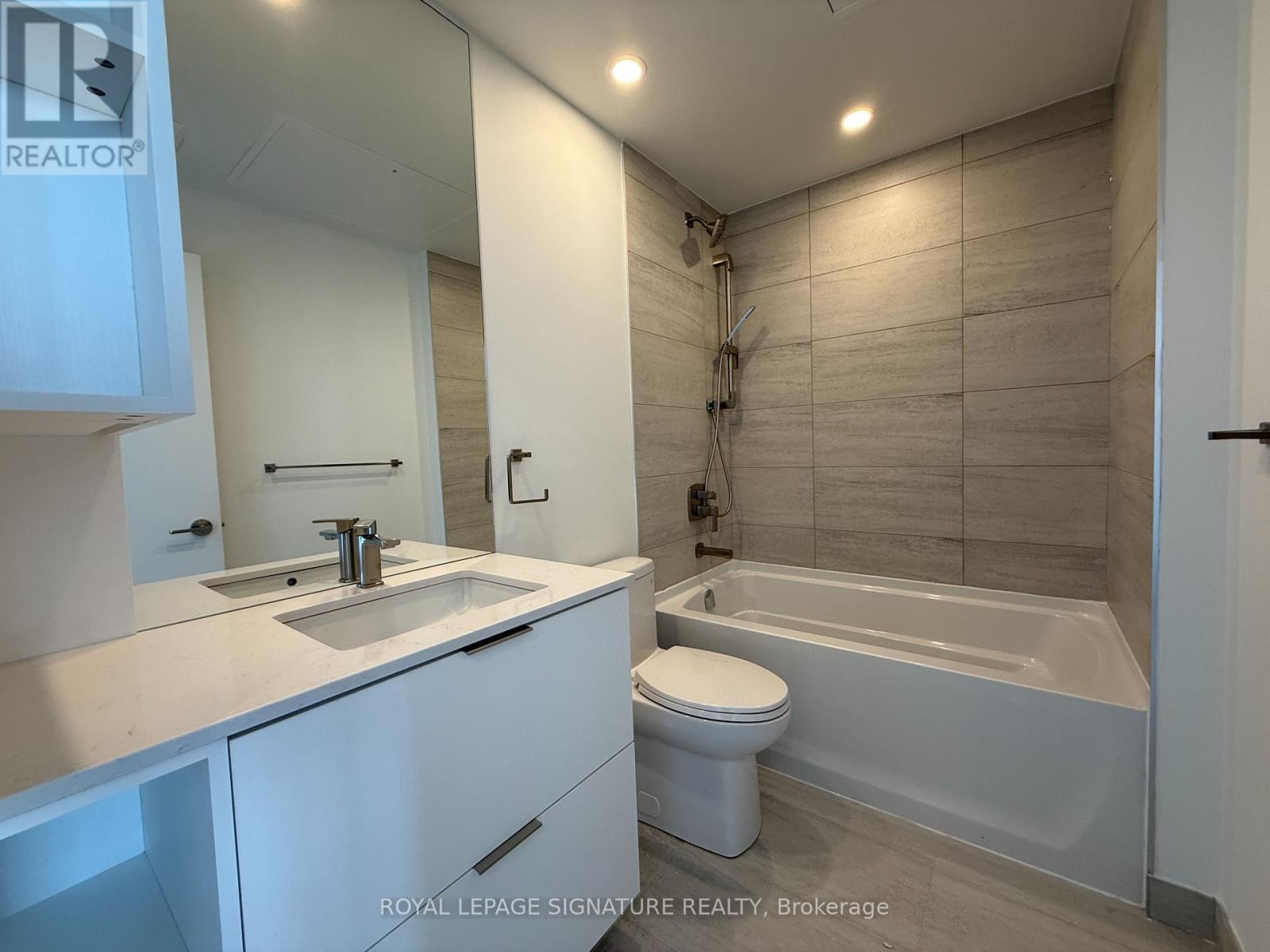 1713 - 1 Fairview Road E, Mississauga, Ontario  L5A 4C6 - Photo 5 - W12941908