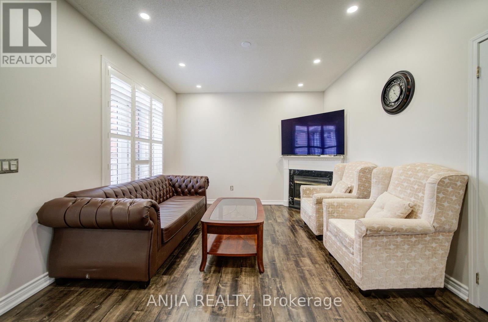 116 Emery Hill Boulevard, Markham, Ontario  L6C 2S6 - Photo 9 - N12928388