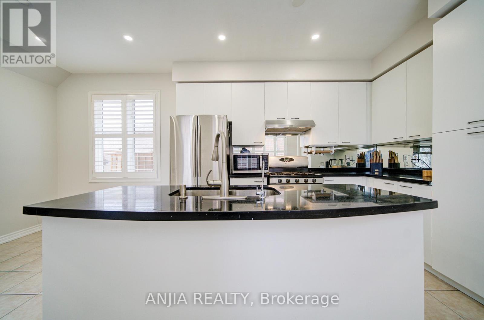 116 Emery Hill Boulevard, Markham, Ontario  L6C 2S6 - Photo 7 - N12928388