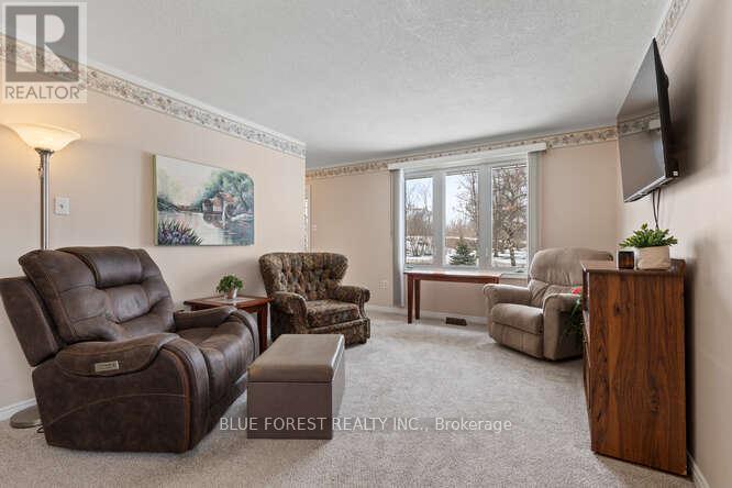 190 Elizabeth Street, Southwest Middlesex, Ontario  N0L 1M0 - Photo 10 - X12801998