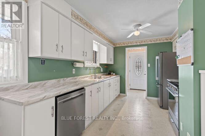 190 Elizabeth Street, Southwest Middlesex, Ontario  N0L 1M0 - Photo 7 - X12801998