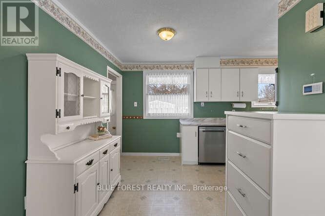 190 Elizabeth Street, Southwest Middlesex, Ontario  N0L 1M0 - Photo 9 - X12801998