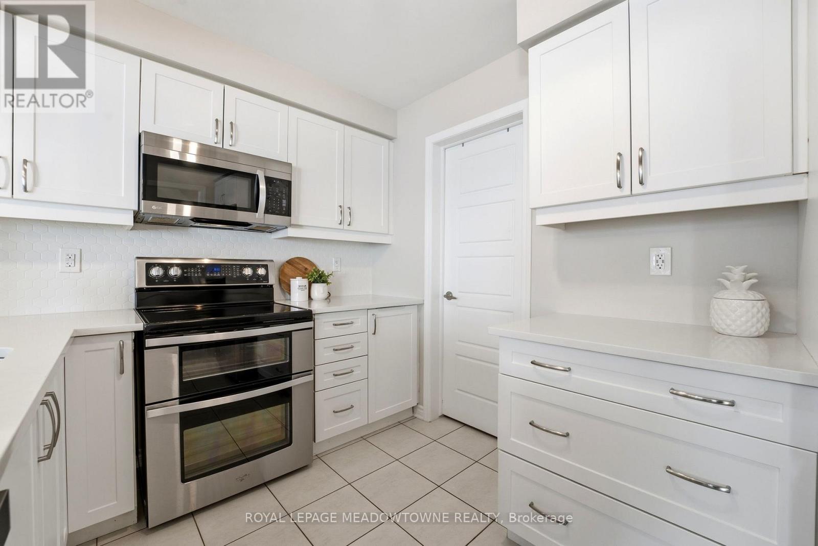 112 Whitlock Avenue, Milton, Ontario  L9E 1G3 - Photo 10 - W12942000