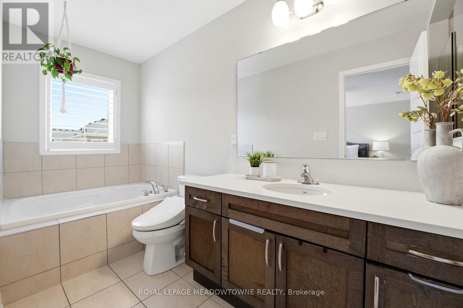 112 Whitlock Avenue, Milton, Ontario  L9E 1G3 - Photo 19 - W12942000