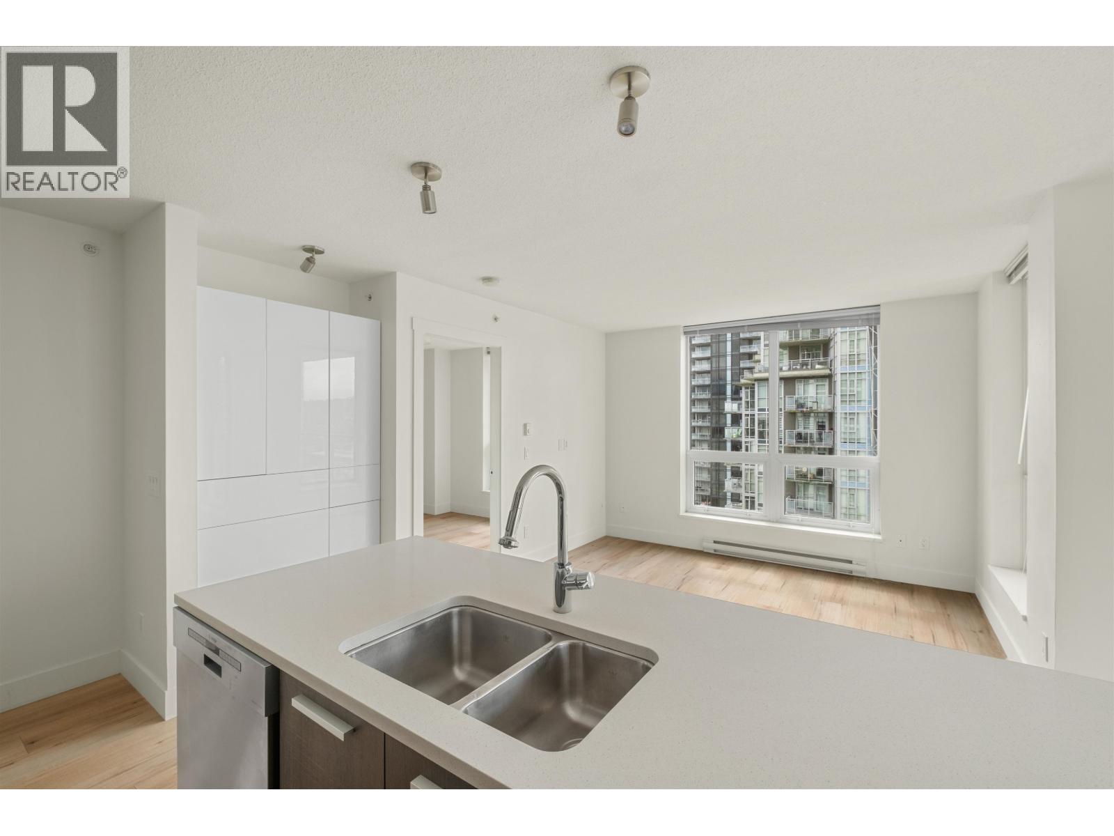 2306 3007 Glen Drive, Coquitlam, British Columbia  V3B 0L8 - Photo 12 - R3105752