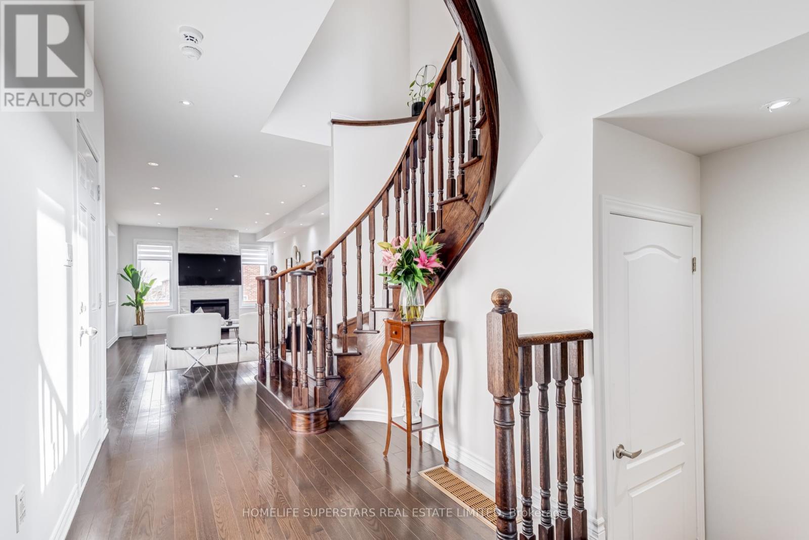 39 Rain Forest Lane, Halton Hills, Ontario  L7G 0L8 - Photo 4 - W12942058