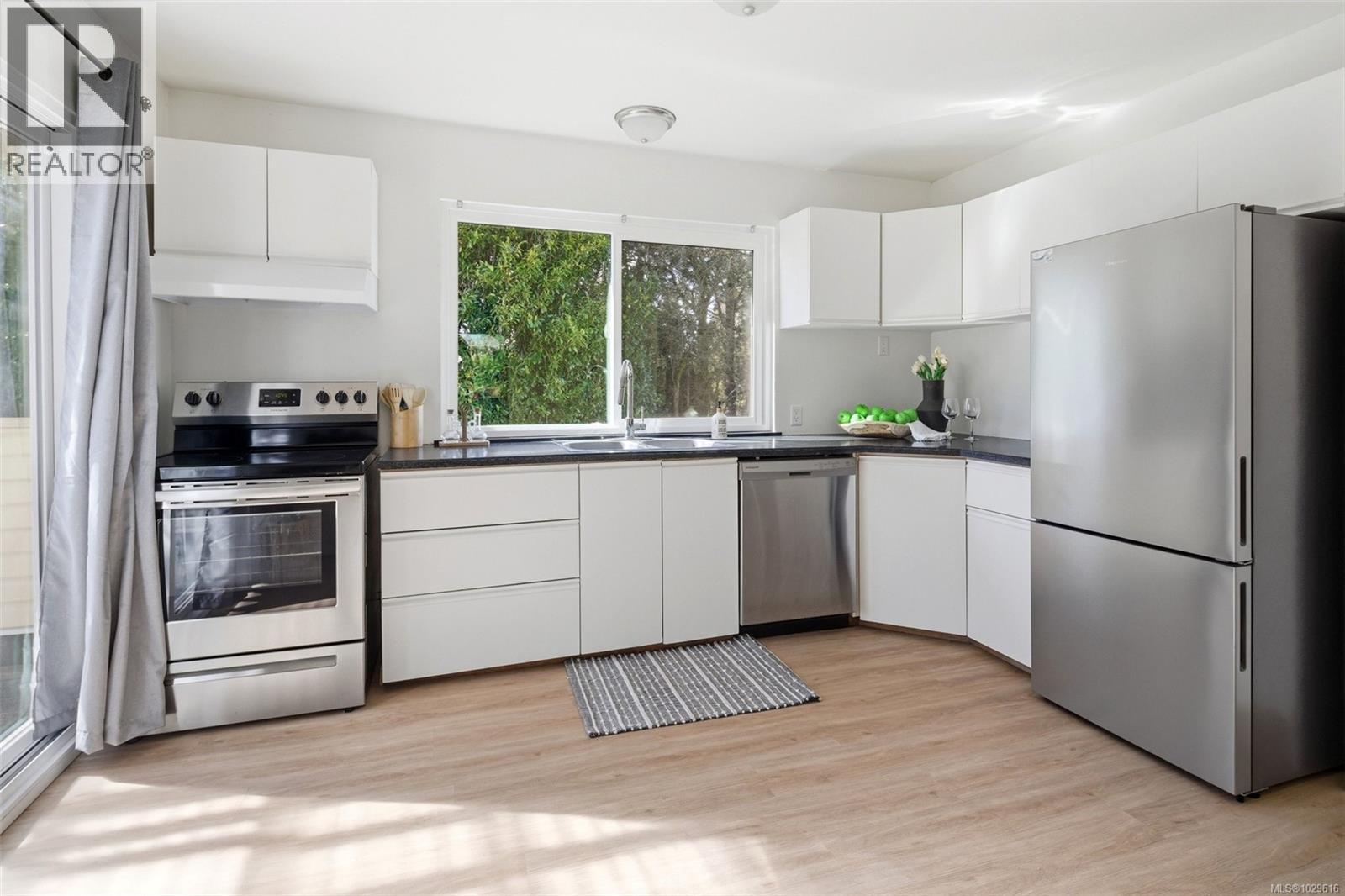 3166 Alder St, Victoria, British Columbia  V8X 1N8 - Photo 11 - 1029616