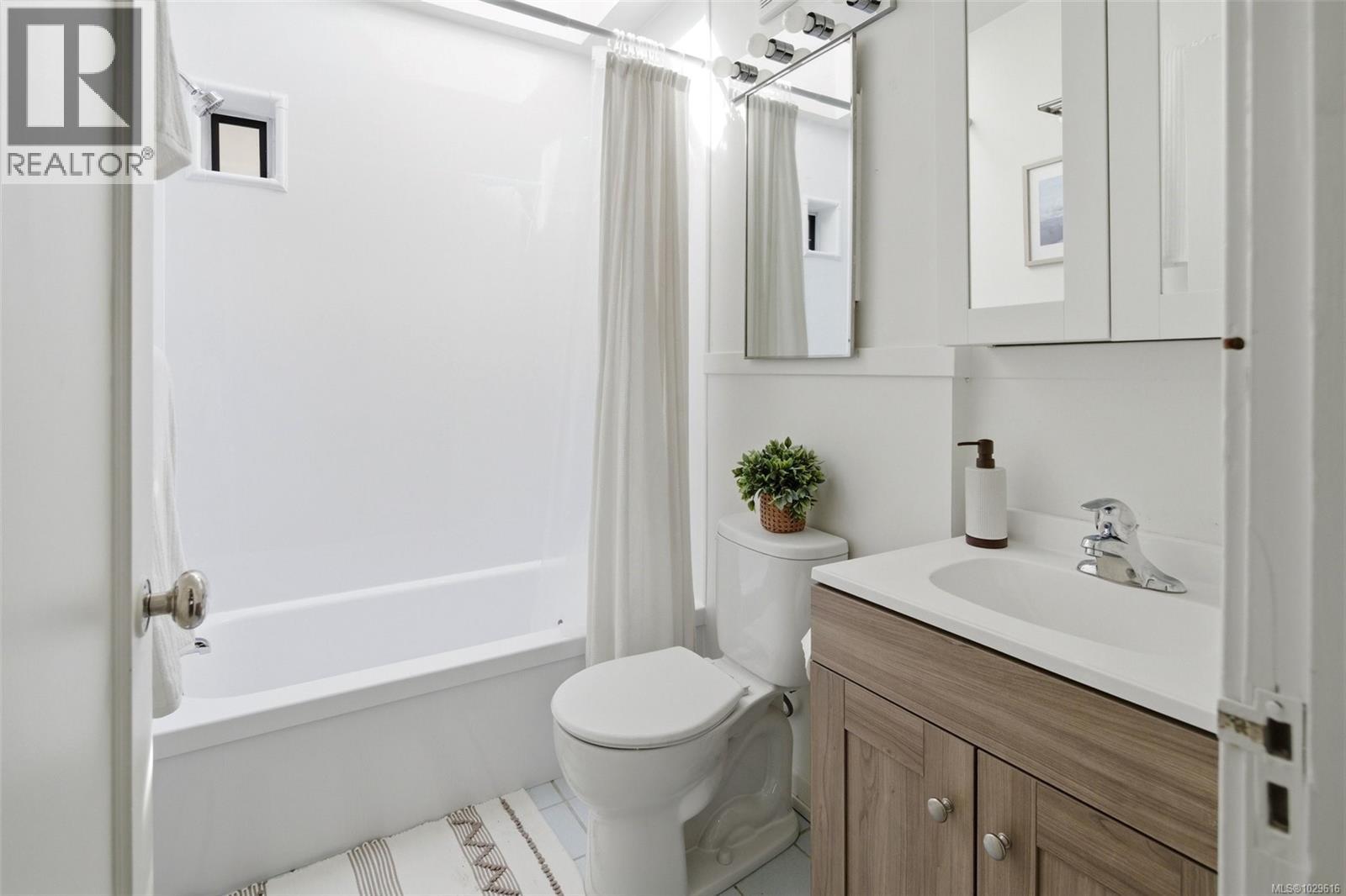 3166 Alder St, Victoria, British Columbia  V8X 1N8 - Photo 14 - 1029616