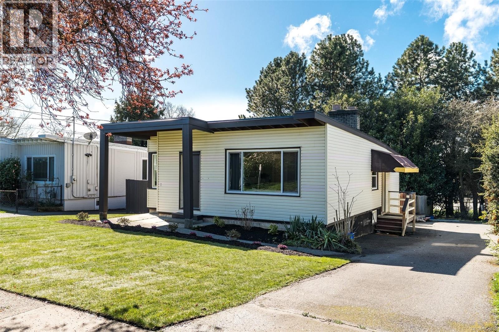 3166 Alder St, Victoria, British Columbia  V8X 1N8 - Photo 1 - 1029616