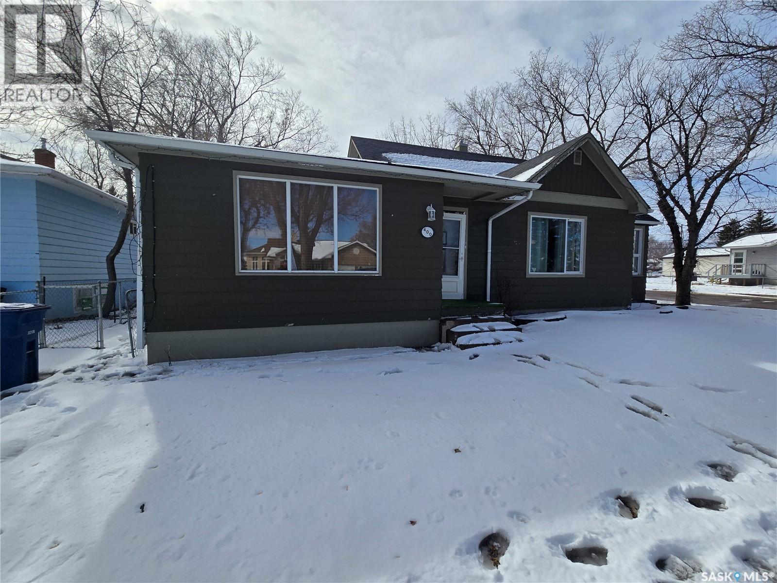 400 4th Avenue E, Assiniboia, Saskatchewan  S0H 0B0 - Photo 2 - SK031776