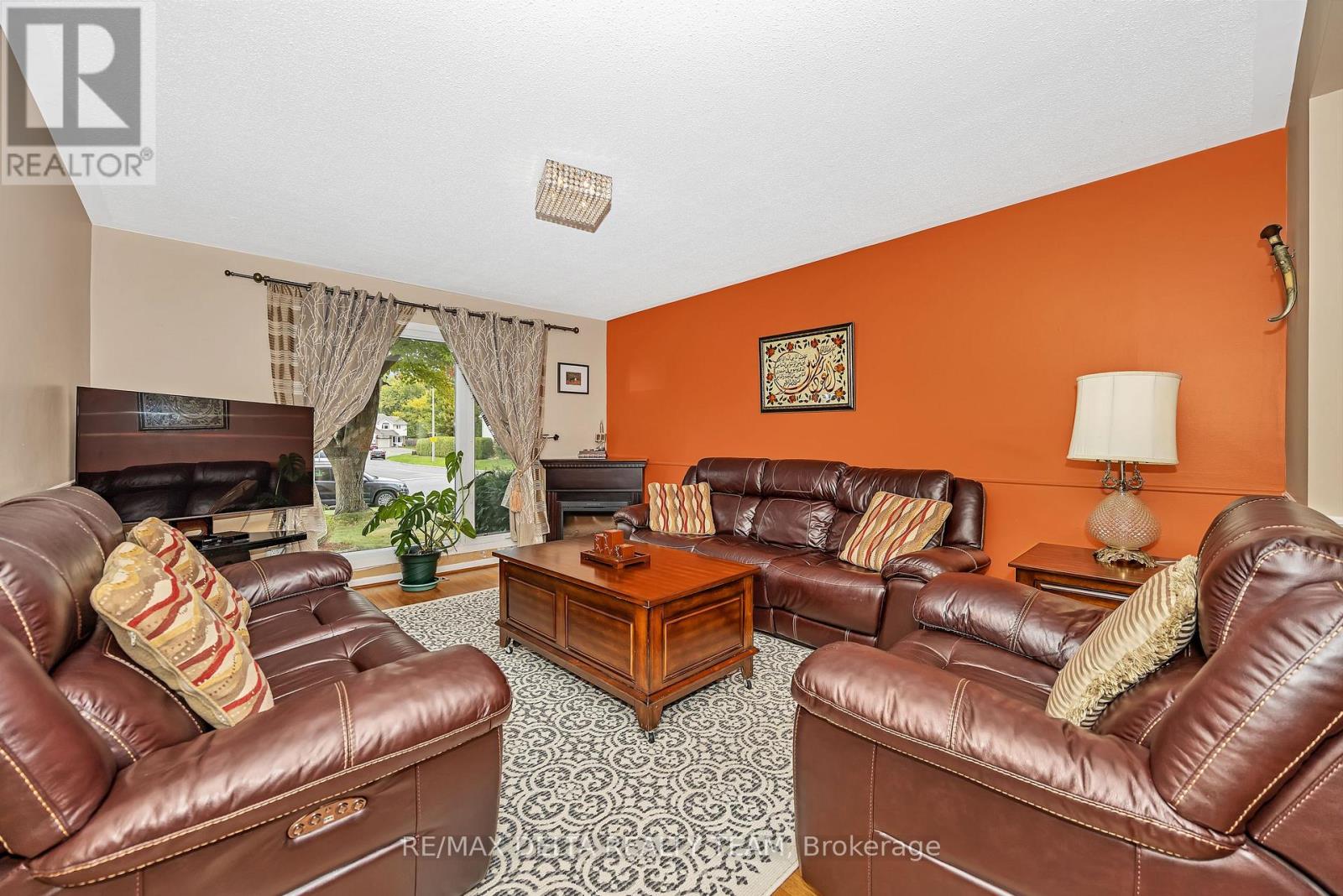 427 Mockingbird Drive, Ottawa, Ontario  K1E 2A8 - Photo 7 - X12942094