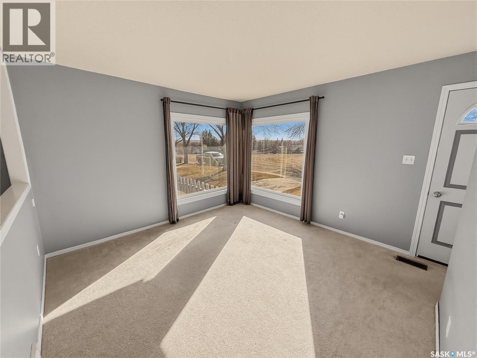 619 4th Avenue Nw, Swift Current, Saskatchewan  S9H 0V7 - Photo 3 - SK031541