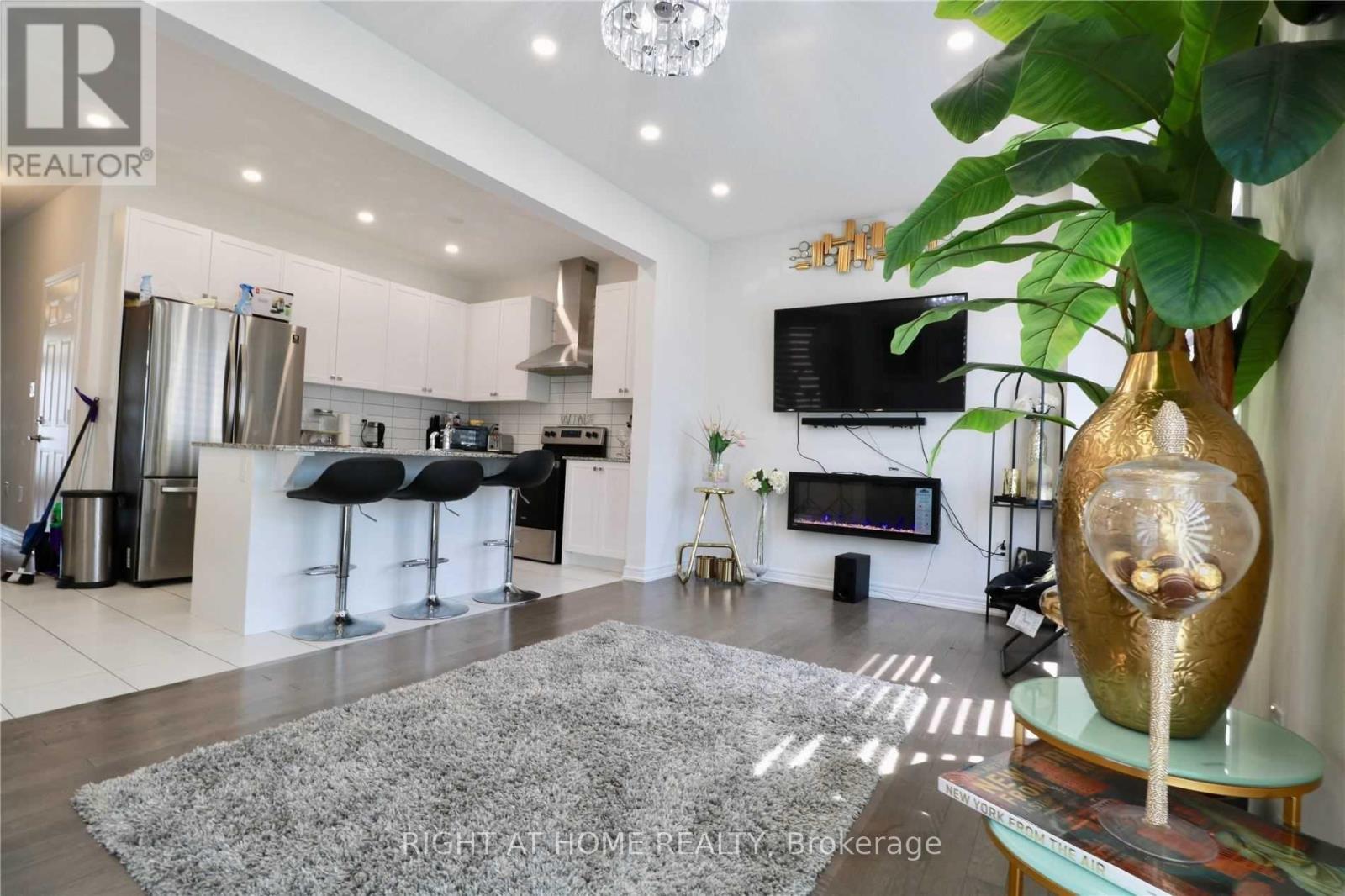 9 Conarty Crescent, Whitby, Ontario  L1P 2A9 - Photo 2 - E12942150