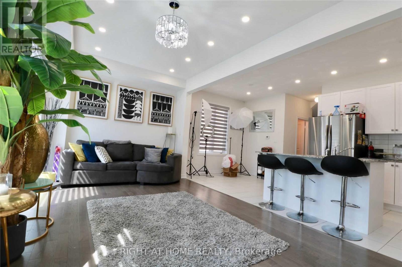 9 Conarty Crescent, Whitby, Ontario  L1P 2A9 - Photo 3 - E12942150