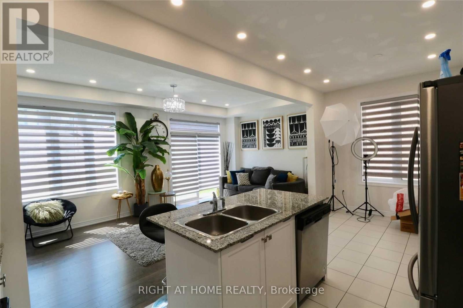 9 Conarty Crescent, Whitby, Ontario  L1P 2A9 - Photo 5 - E12942150