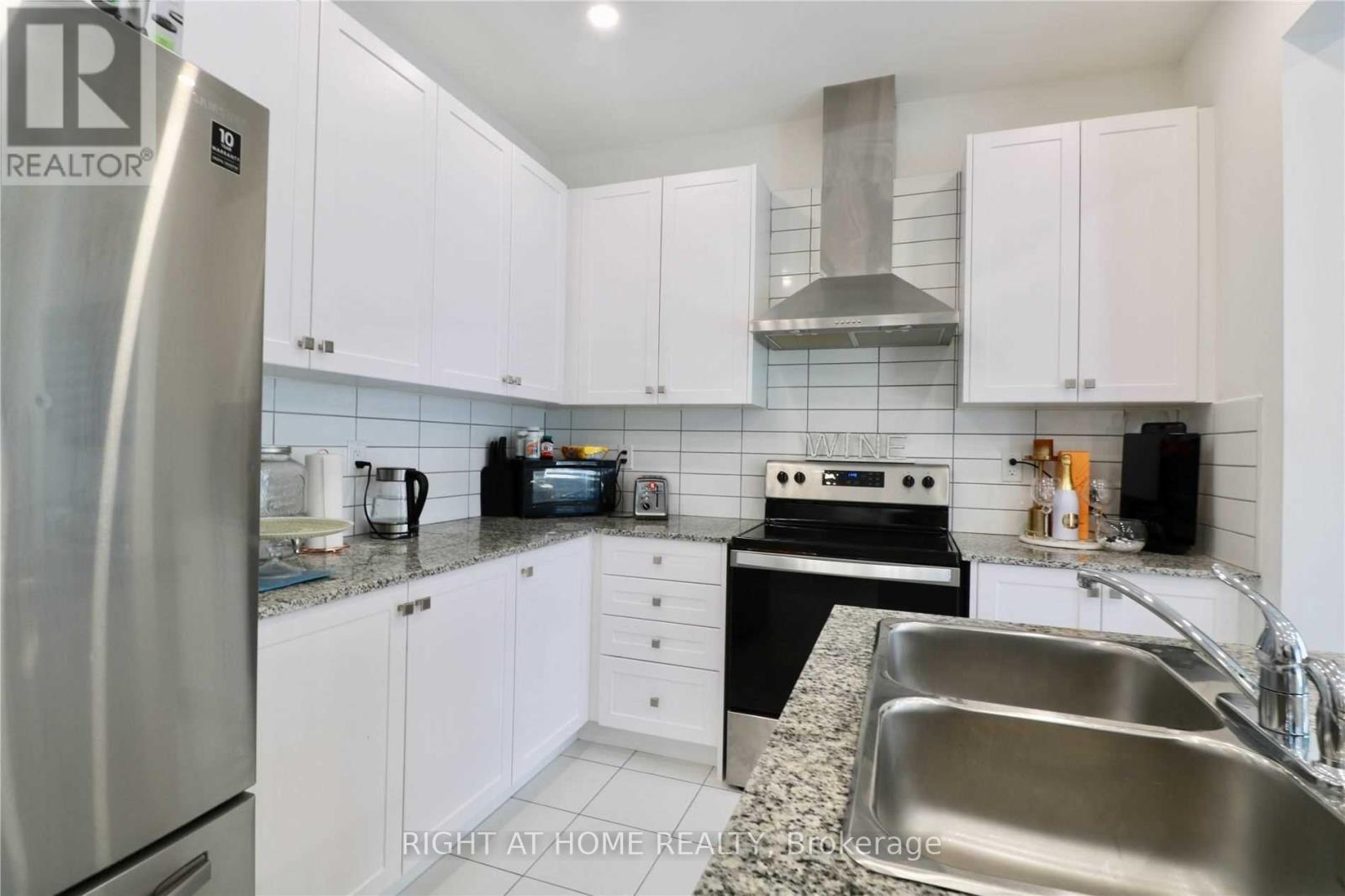 9 Conarty Crescent, Whitby, Ontario  L1P 2A9 - Photo 6 - E12942150