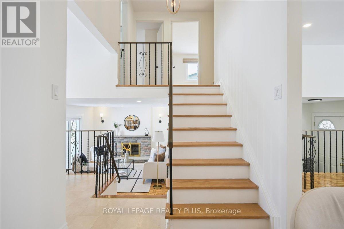 3655 Burnbrae Drive, Mississauga, Ontario  L5C 2R6 - Photo 8 - W12739286