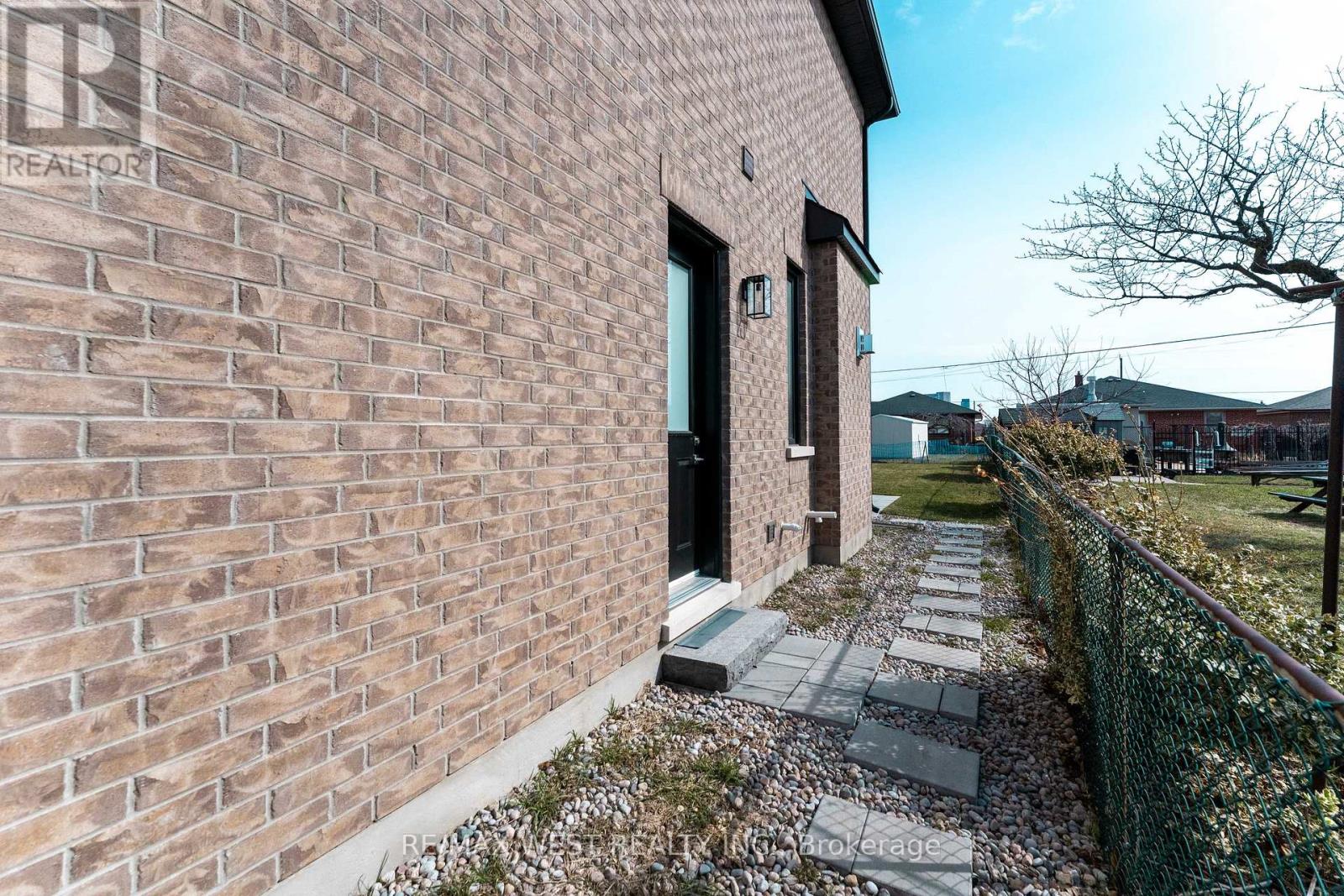 119 Jay Street, Toronto, Ontario M6L 2M3 - Photo 40 - W12937604