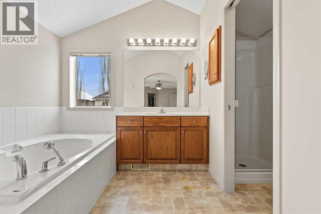 98 Cougarstone Close Sw, Calgary, Alberta  T3H 5W3 - Photo 23 - A2292774